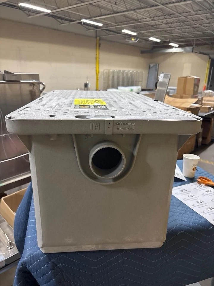 Canplas Industries Fettabscheider 25 GPM 73,01 lbs Fettkapazität - Bild 1 von 3