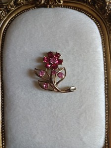 vintage Gold Tone Flower Brooch Pin Pink Round Rhinestones Prong Set