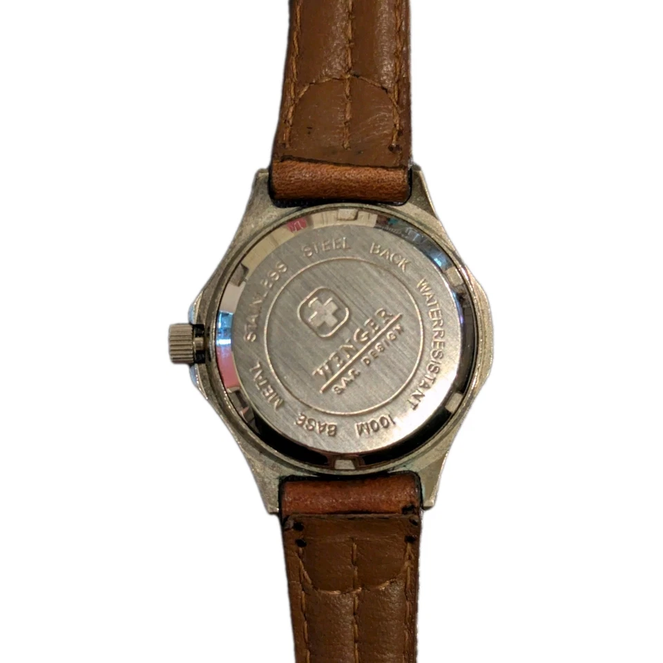 Reloj Diseño Wenger SAK Esfera Blanca Estuche Plateado Fecha Correa Cuero Nuevo Funciona en Batería Foto 4 de 4