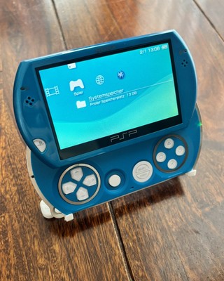 Sony PlayStation Portable Go! 16GB Handheld-System - Blau-mit Weißen Details