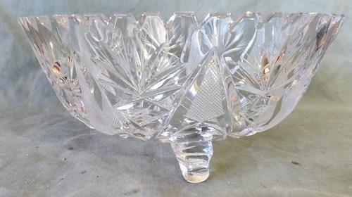 Vintage saw tooth lead crystal cut glass 3-footed bowl w/ fern & stars pattern. - Picture 3 of 5