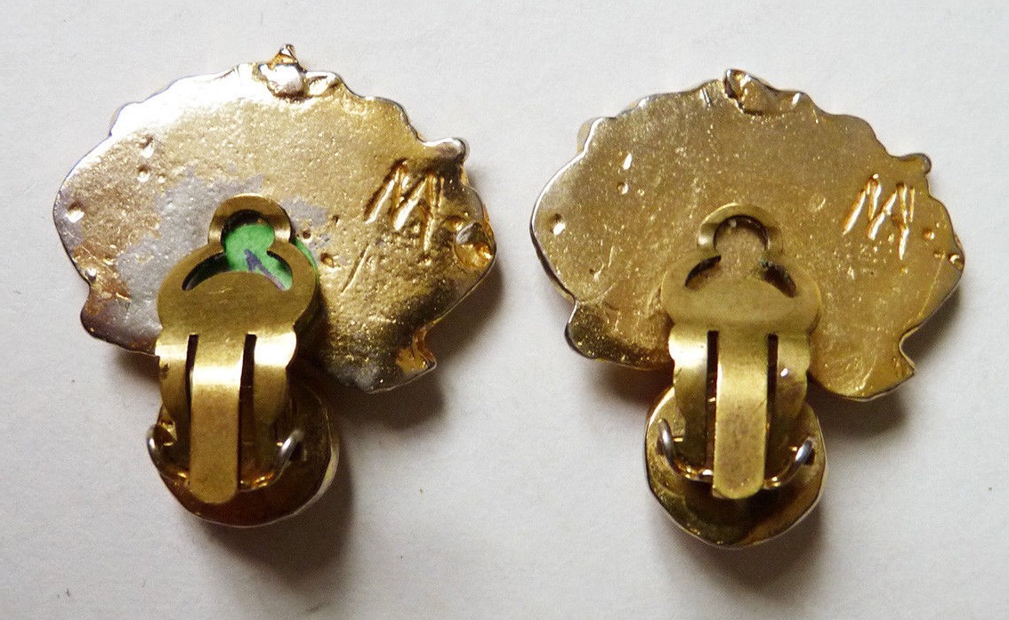 Boucles D'oreille à Clip En Métal Doré Avec Cabochon Corail - Signé M Ou W