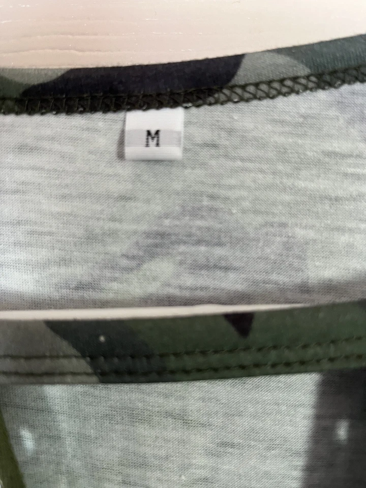 Top pulóver recortado cuello con cordones estampado camuflado gris mediano talla M para mujer.  Nuevo Bonito Foto 4 de 4