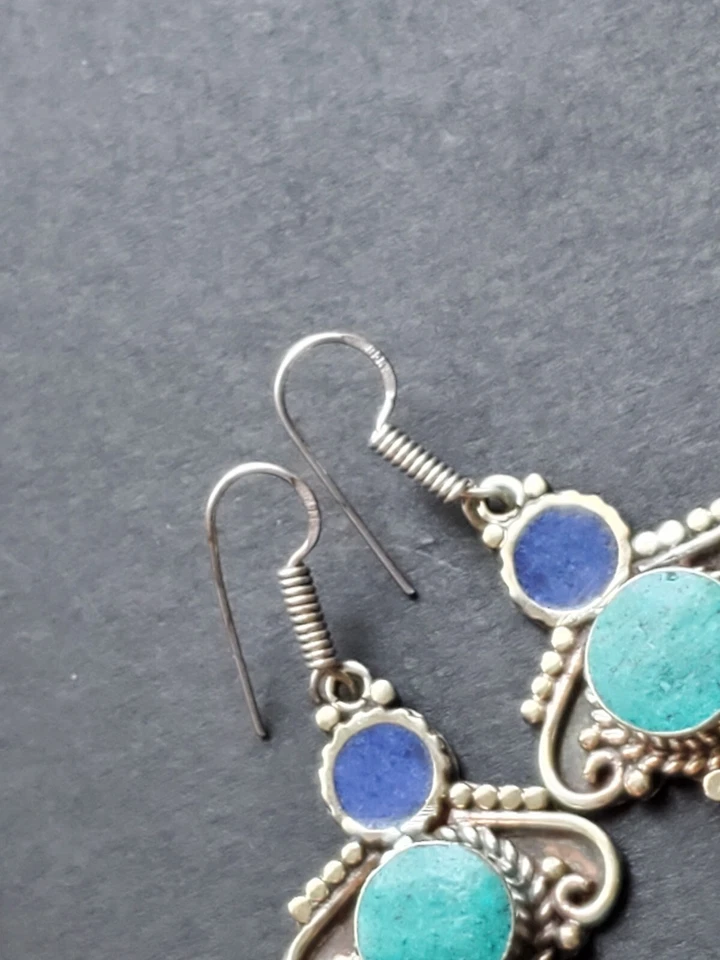 Pendientes de plata 925 enganchada de plata tibetana turquesa, coral y piedra lapislázuli. Foto 3 de 4