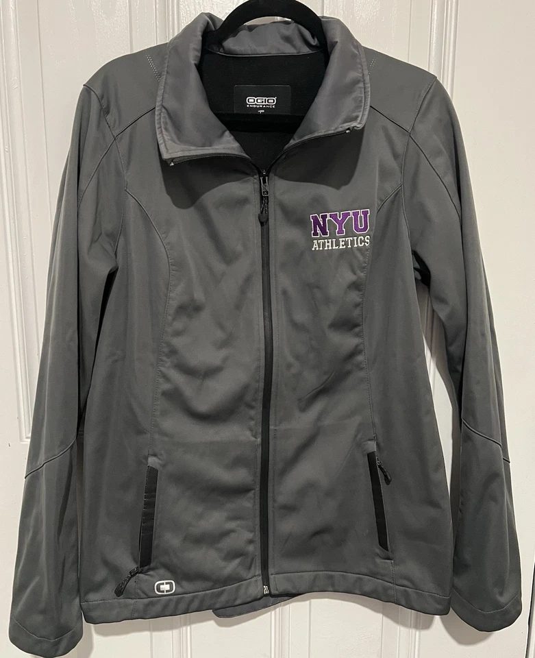 Chaqueta OGIO NYU Athletics Damas Ligera Cremallera Completa Bordada Talla Grande Foto 2 de 4