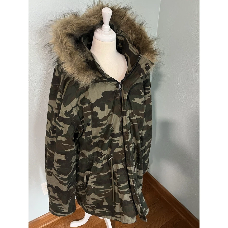 Chaqueta acolchada con capucha de piel sintética camuflaje carbono abrigo Streetcore XXL largo Foto 2 de 4