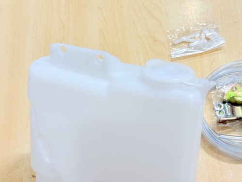FOR Toyota 1984-88 Hilux LN50 LN56 RN50 56 Pickup Windshield Washer Tank Pump - Picture 5 of 14