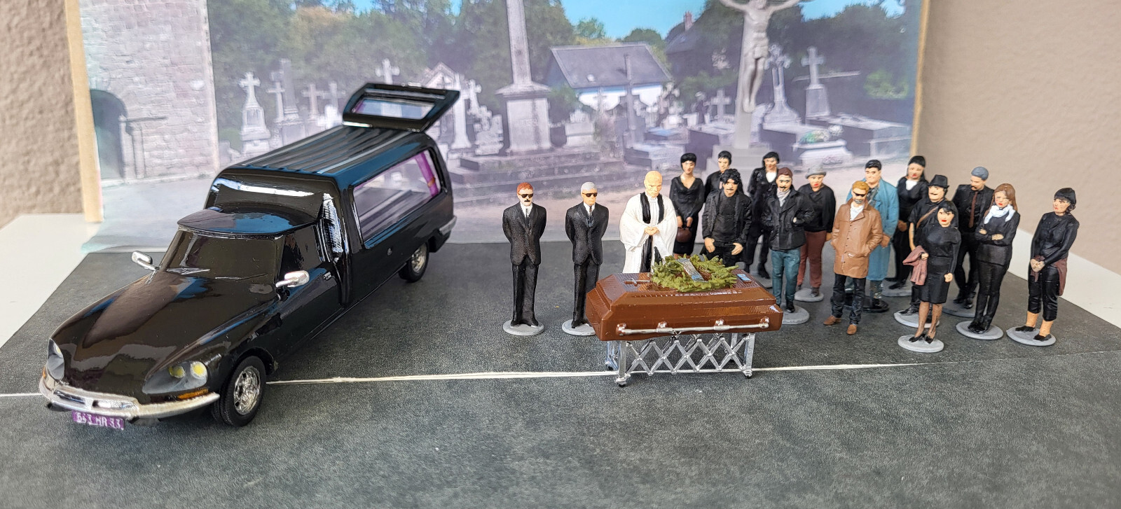 1/43 Citroen DS 23 Corbillard + Accessoires et 17 figurines Pour