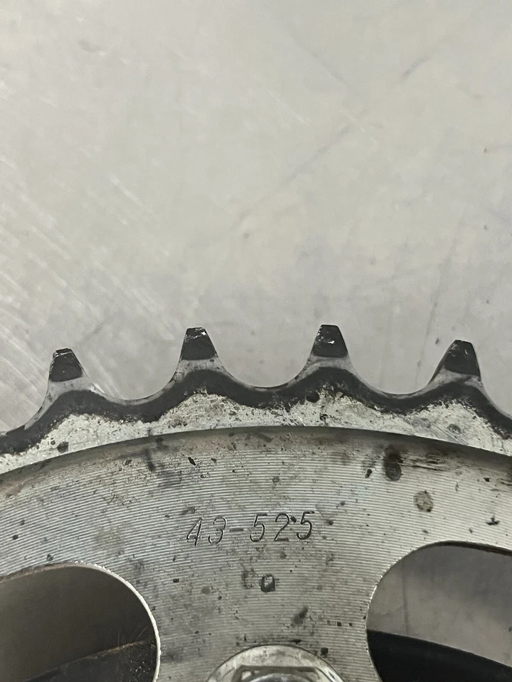 Piñón trasero y soporte Suzuki GSXR 600 750 2011-2023 45 dientes 525 Foto 3 de 3