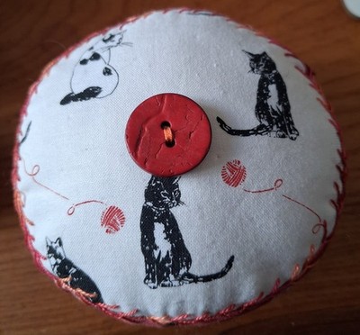 Katzen rot orange japanische Blumen Stoff Nadelkissen Band Borte Knopf Stickerei