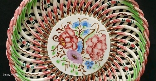 Vintage Spain Woven Lattice Decorative Red, Green Rose Pattern 7" Wide Plate - Picture 2 of 5