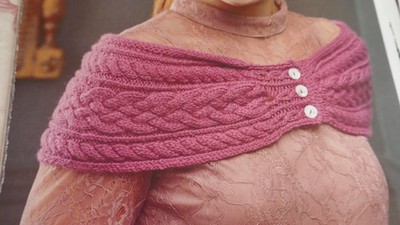 Strickanleitung aus Frankreich für gepflegtes Schulterhalstuch in Aran