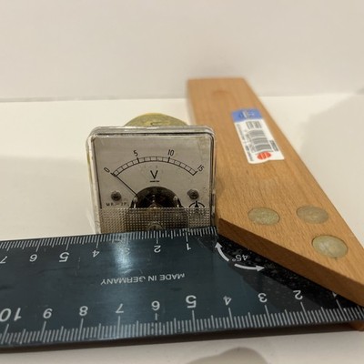 analoges Voltmeter; 0-15V; ±0,5V Toleranz
