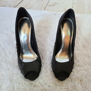 kelly and katie black heels