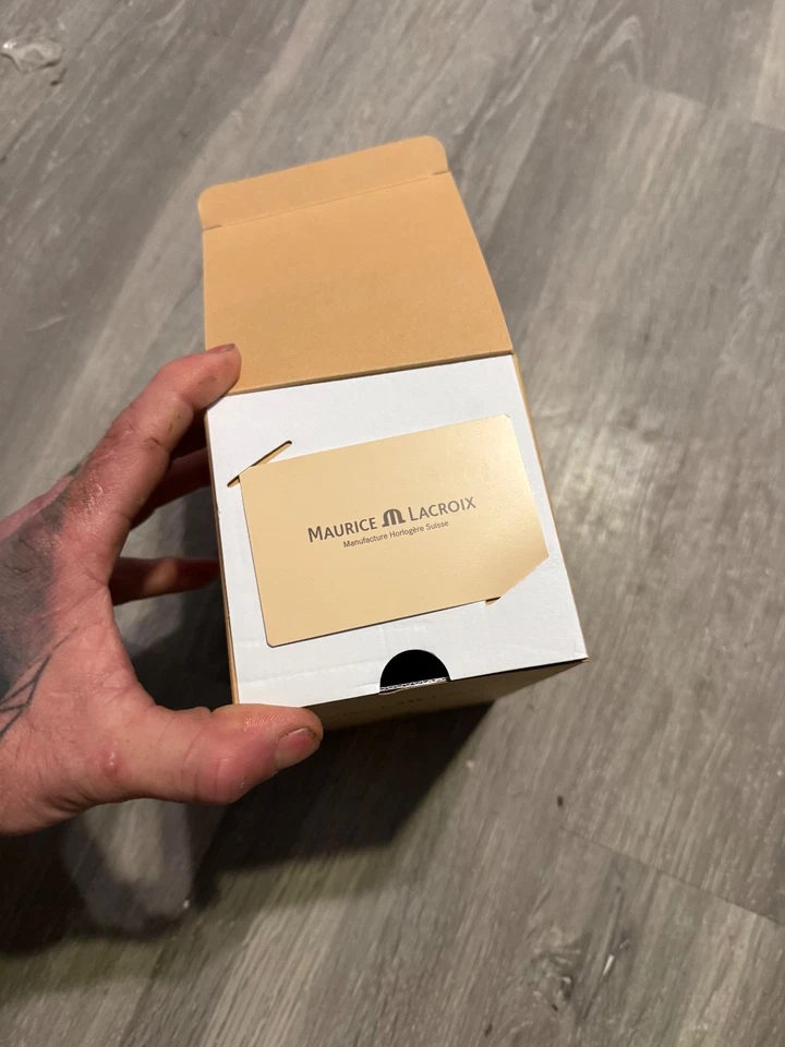 Reloj Maurice Lacroix Para Hombres Aikon Tide 40mm Cuartos AI2008-IJJIZ-000-0 Desert Camo Foto 2 de 4