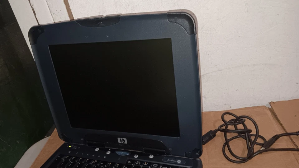 Vintage HP Omnibook XE3 Laptop Intel P3 @ 600 MHz 12" LCD Screen CD Floppy Parts - Image 3 of 4