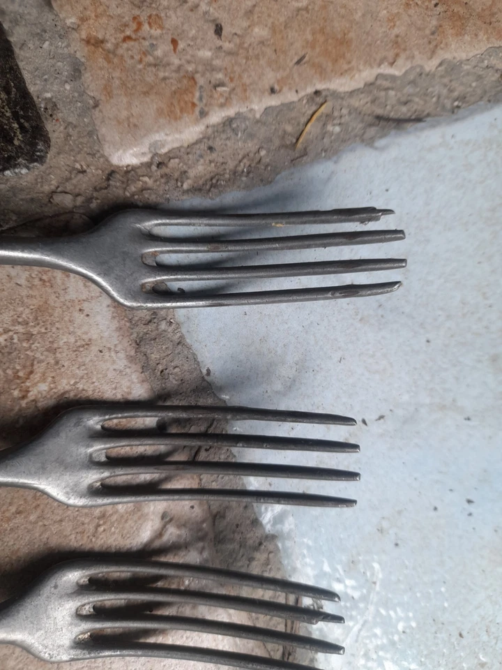 Lot 7 Fourchettes Couverts Etain Décor Médaillons Epoque XVIIIe / XIXe Siècle - Photo 2/4