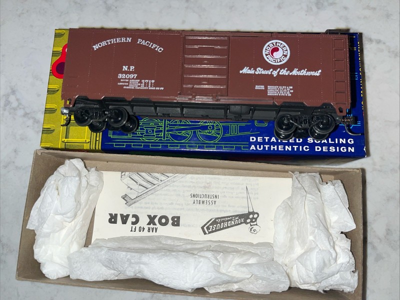 Roundhouse 1054 HO 40' SD Door Box Car Kit NP 32097 Diecast frame Built