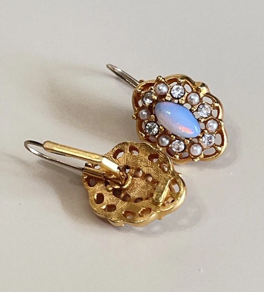 Brincos perfurados em tom dourado com opala de fogo assinada por designer Anne Klein - Imagem 3 de 4