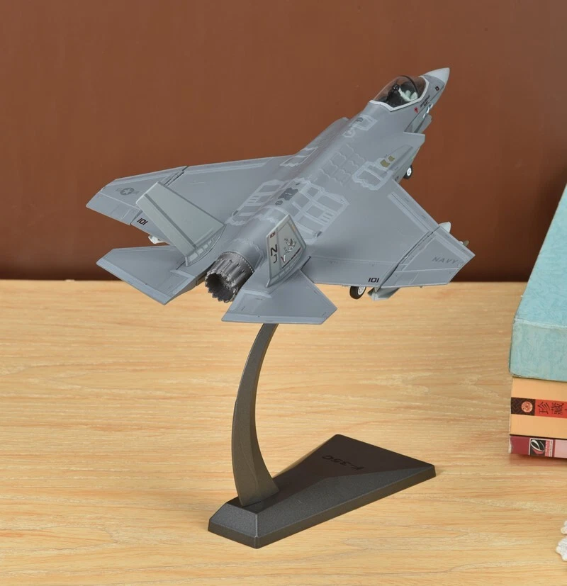 AF1 1/72 US F-35C Lockheed Martin Lightning II VFA-101 "Grim Reapers", CAG Bird - Image 3 of 4