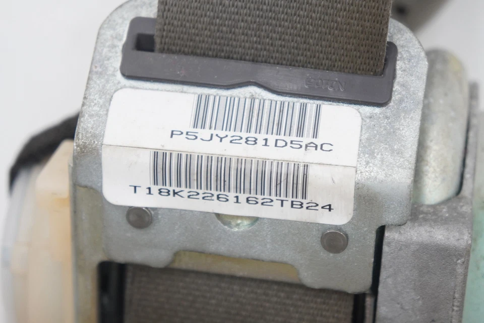 Retractor de cinturón de seguridad delantero derecho pasajero 5JY281D5AC OEM Dodge Ram 1500 2006-07 Foto 3 de 3