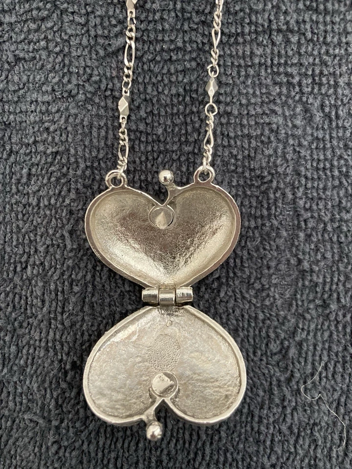 Collar medallón corazón. LOVM. Colgante negro, marcasita, cadena biselada tono plata Foto 3 de 4