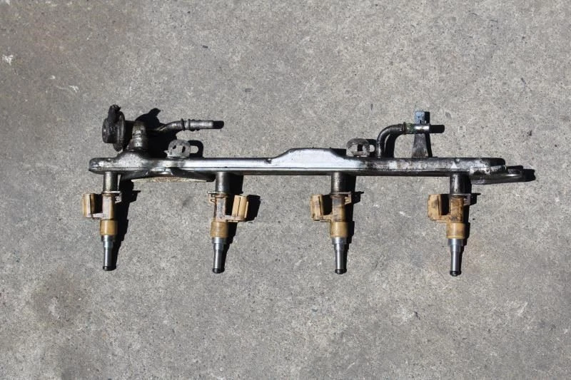 Toyota Tundra 2020 inyectores de combustible con riel 5,7 L 3urfe (quemado superficial) Foto 2 de 4