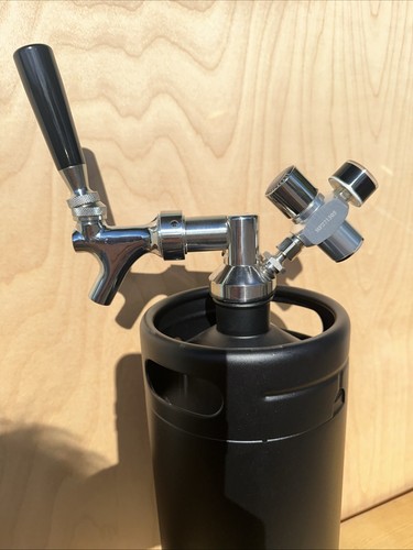 128oz (1 Gallon) Powder Coated Pressurized Beer Mini Keg with Regulator & CO2 - Picture 7 of 16