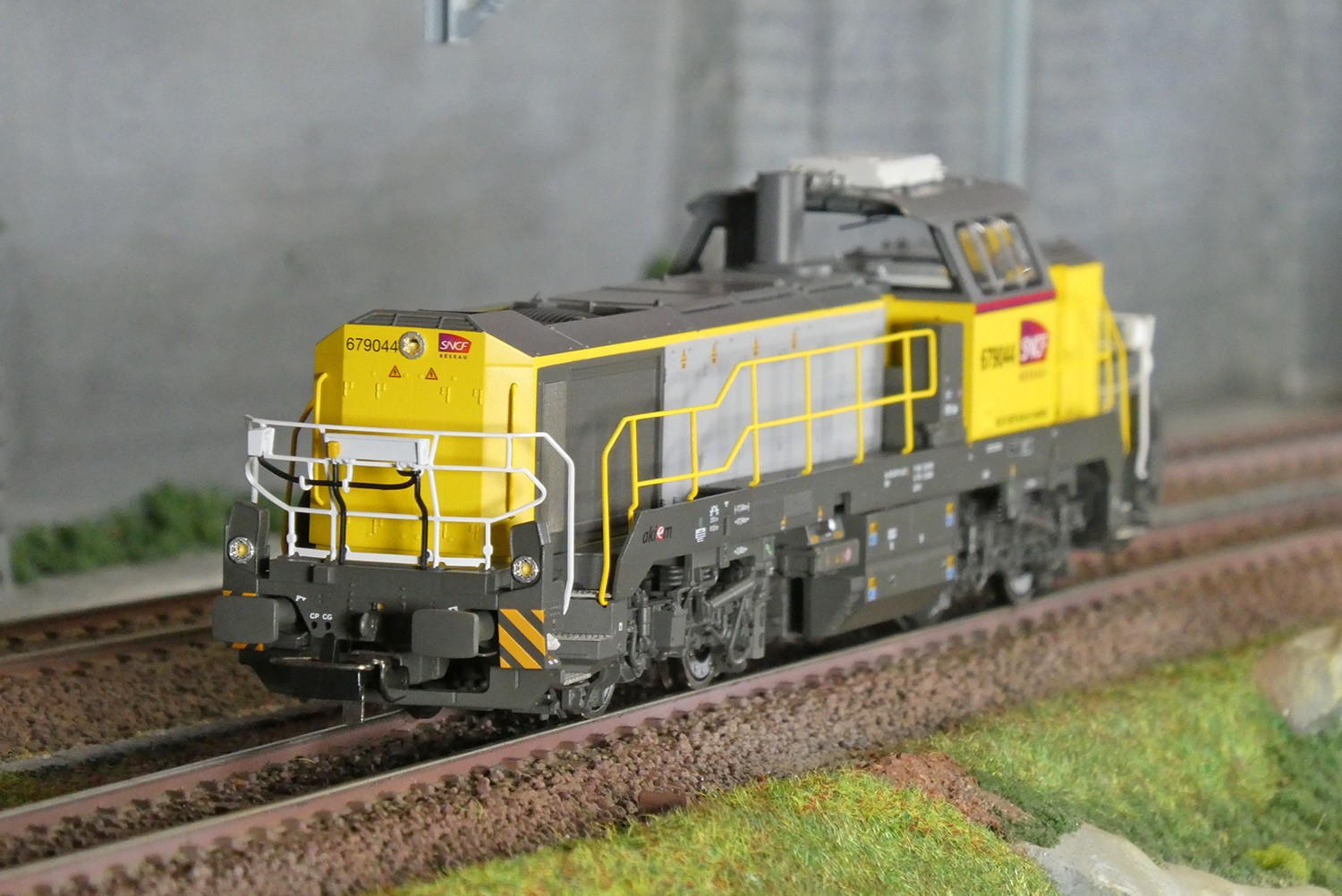 Locomotive diesel DE 18 SNCF Piko 52370 pour numérisation facile PluX22 et roulement fluide