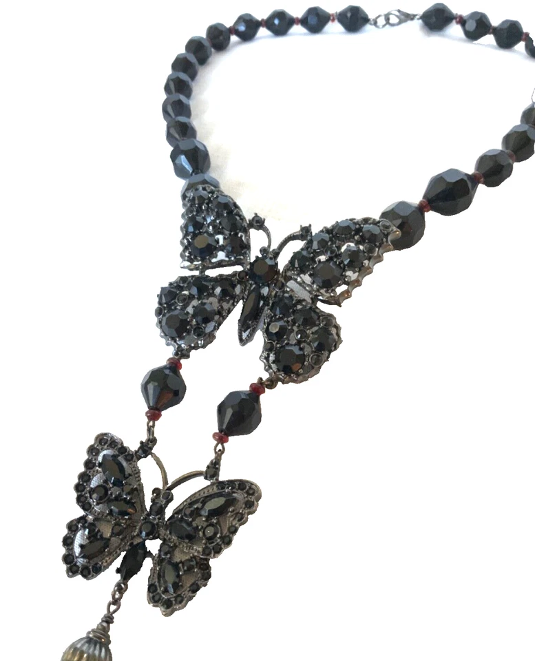 Colar Suzanne Somers Collection borboleta preta com strass preto declaração - Imagem 3 de 4