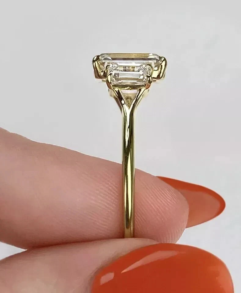 Anel de três pedras de ouro amarelo 14k com diamante cultivado em laboratório corte esmeralda 3 quilates certificação VS - Imagem 4 de 4