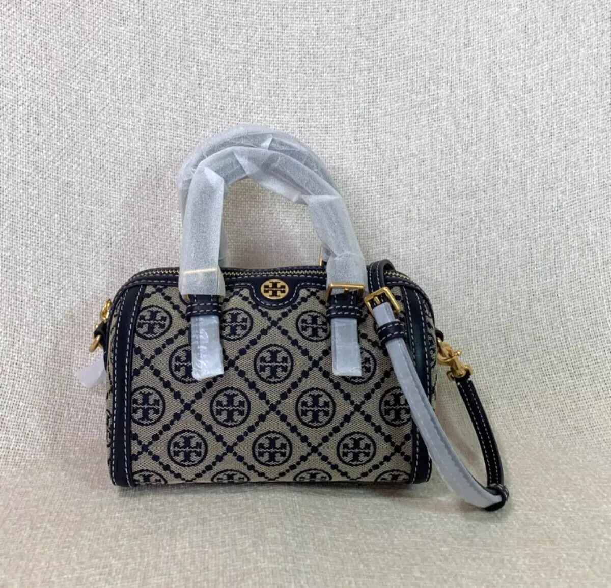 CHEAT DAY - In love with this Tory Burch mini barrel bag in Navy