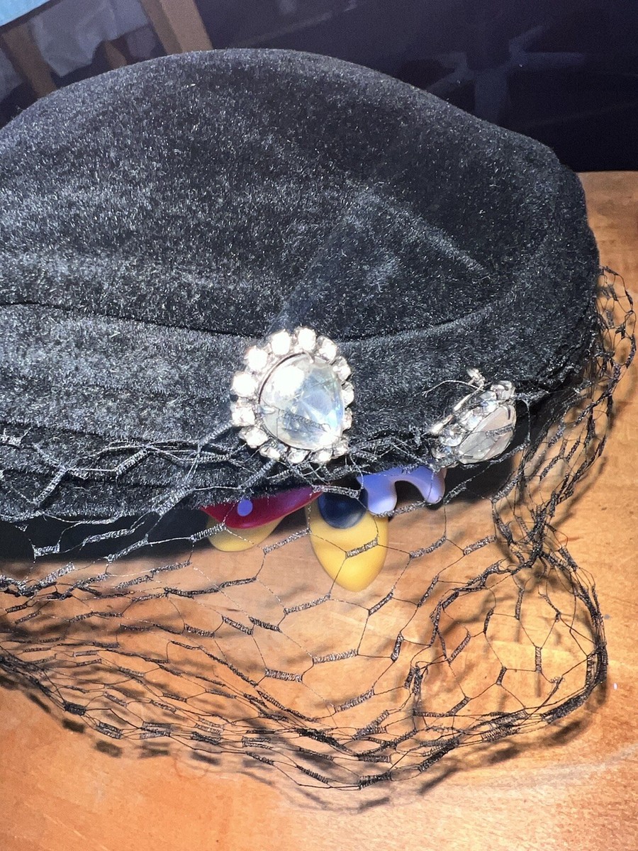 Vintage 40s black velvet beret hat with veil, Made In Paris  display picture 1