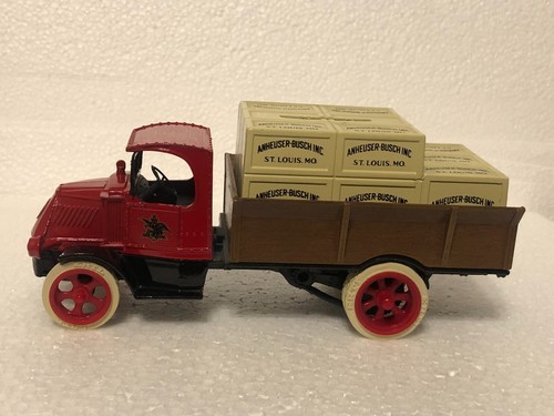 ERTL Anheuser-Busch 1926 Mack Bulldog Truck Bank With Crates - Picture 3 of 5