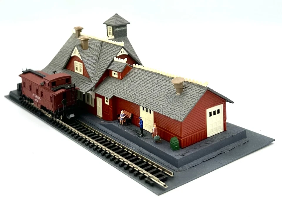 Model Power 1501 N Scale Custom 2-Story Red ARLEE R.R, Station Diorama - Image 2 of 4