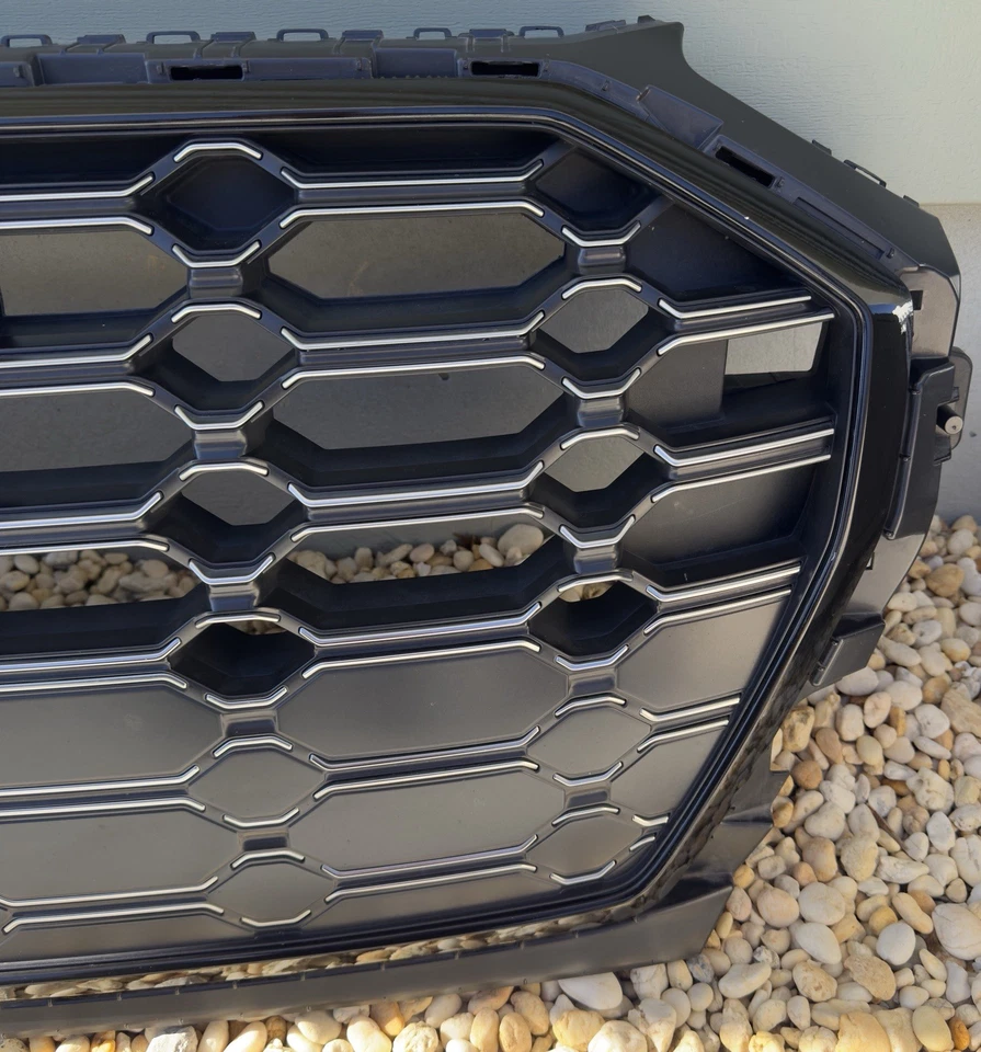 Parrilla delantera OEM AUDI SQ5 B9 con emblema negro (desde 2021 audi sq5) Foto 4 de 4
