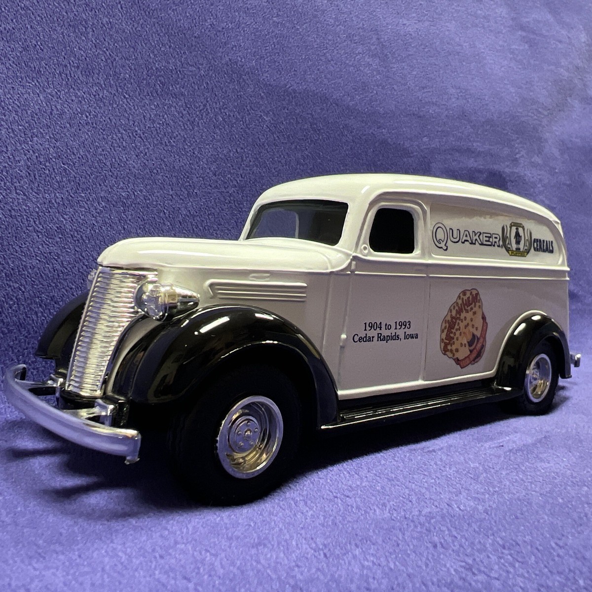 ERTL 1938 Panel Truck Coin Bank Quaker Oats Cedar Rapids,IA 1/25