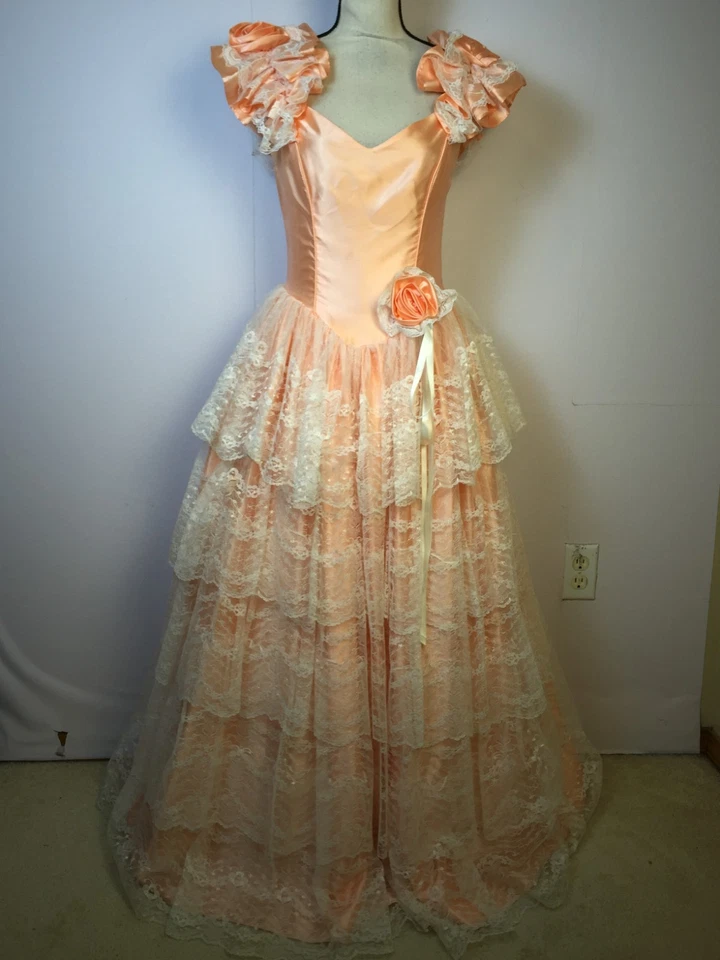Vestido De Colección Años 80 Coqueteo Baile de graduación (Pecho 35", Cintura 30") Melocotón Satinado Encaje Foto 3 de 4