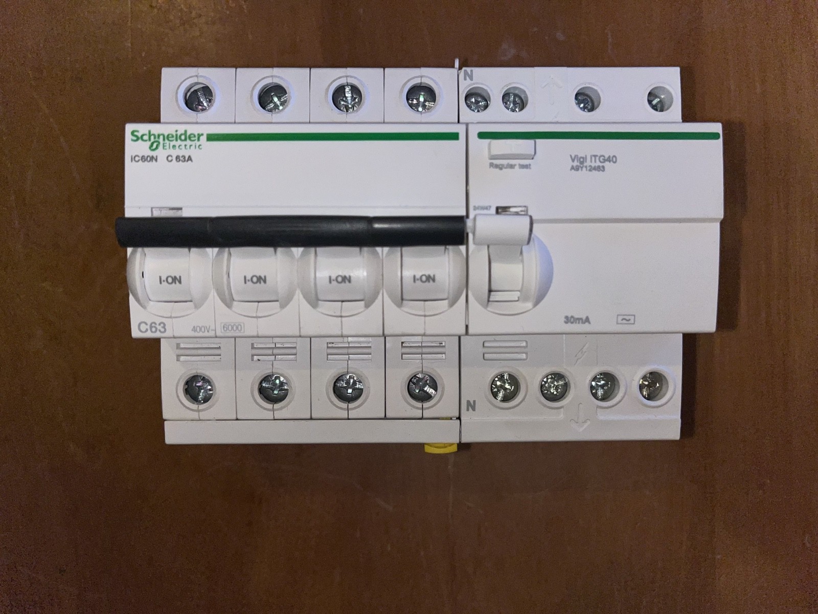 Disjoncteur différentiel Schneider A9F74463 tétrapolaire 63A 30mA pour tableau électrique