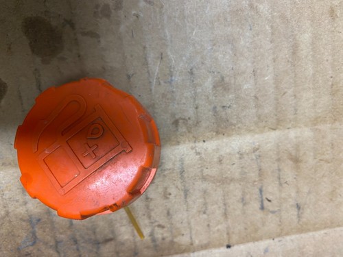 Una tapa de combustible OEM usada de una recortadora de cuerda Echo SRM 210SB - Imagen 2 de 4