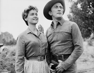 Kirk And Diana Douglas In Movie Still 1955 Photo - Movie star Kirk Douglas and h