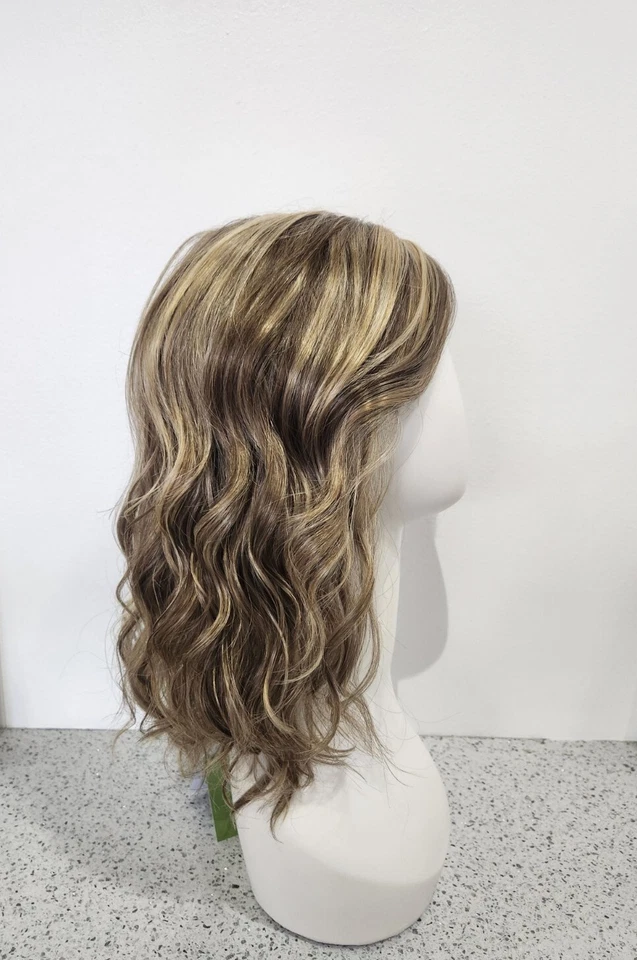 Peluca ondulada Petite Berlin de Estetica Designs encaje frontal con parte de encaje RH12/26CHM Foto 3 de 4