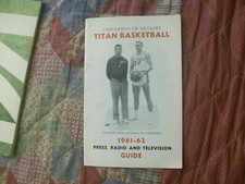 1961-62 DETROIT TITANS BASKETBALL MEDIA GUIDE Yearbook DAVE DEBUSSCHERE 1962 AD
