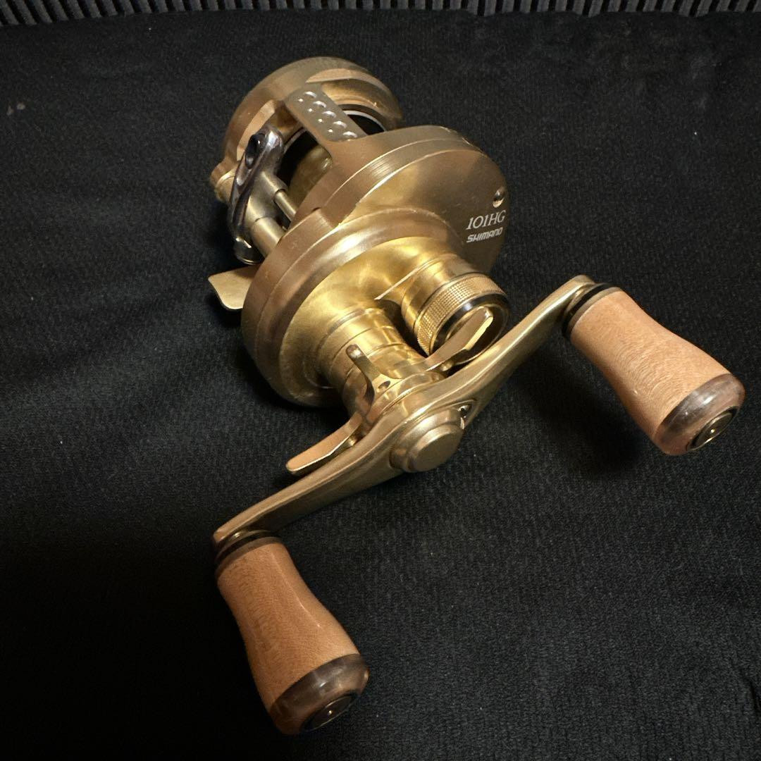 Shimano Calcutta Conquest 101HG Baitcasting Reel with Hard Shimano Calcutta Conquest 101HG Baitcasting Reel with Hard