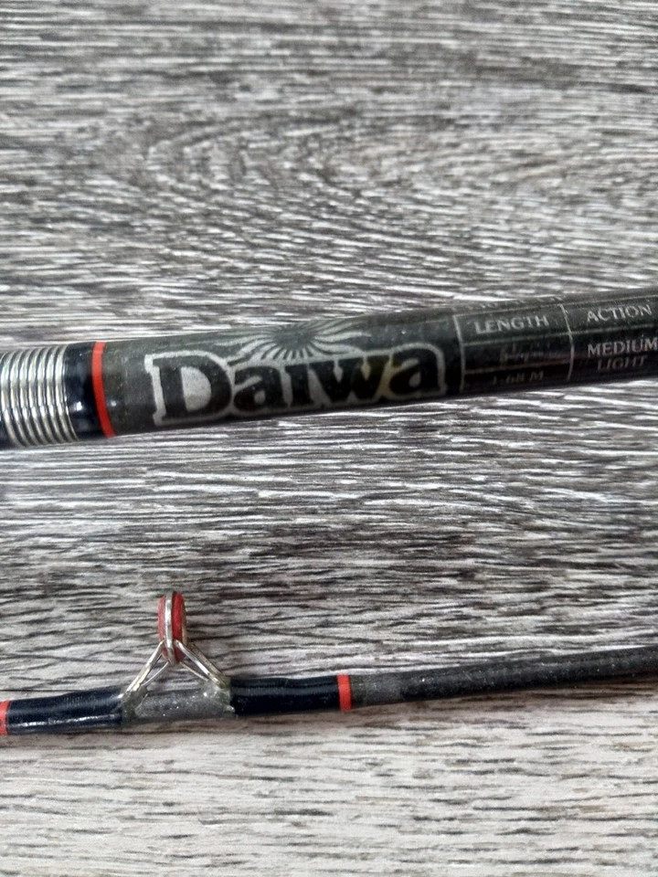 Caña de pescar vintage Daiwa Spin Cast modelo 1330ACGP. Luz media 2 piezas. Foto 3 de 4