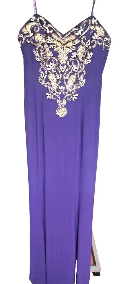 Vestido largo púrpura con cuentas, ideal para cualquier ocasión formal, usado para Mardi Gras Foto 4 de 4
