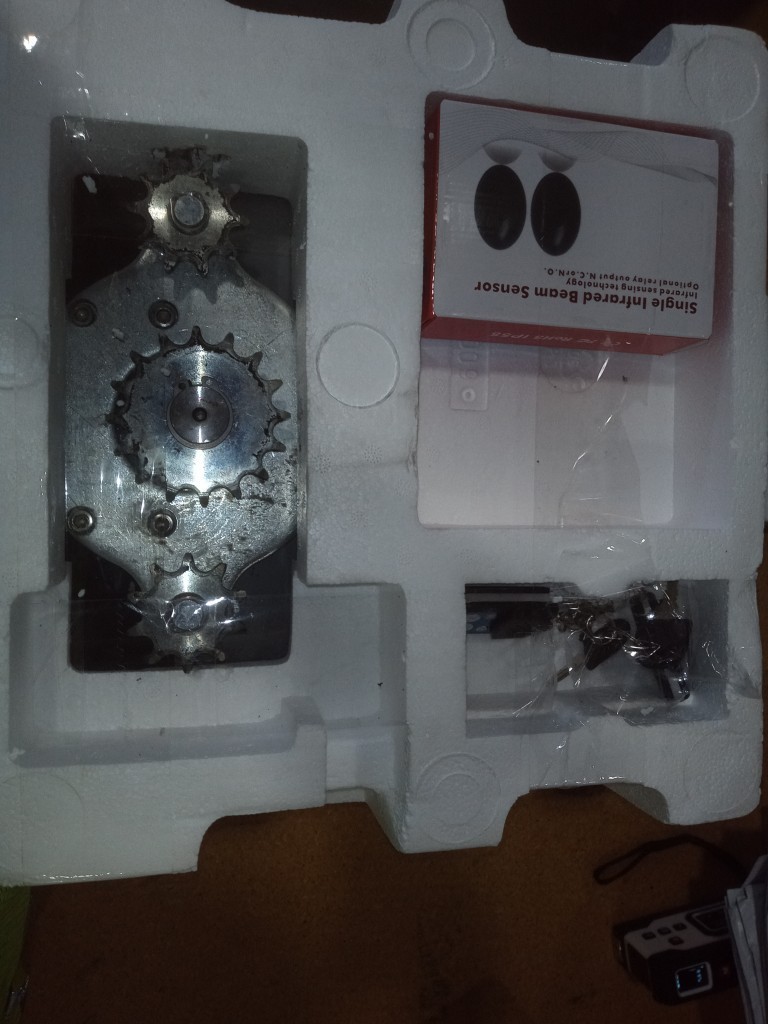 Blütezeit 1400lb Solar Sliding Gate Opener w/ Solar Panel, WiFi & Battery-Used