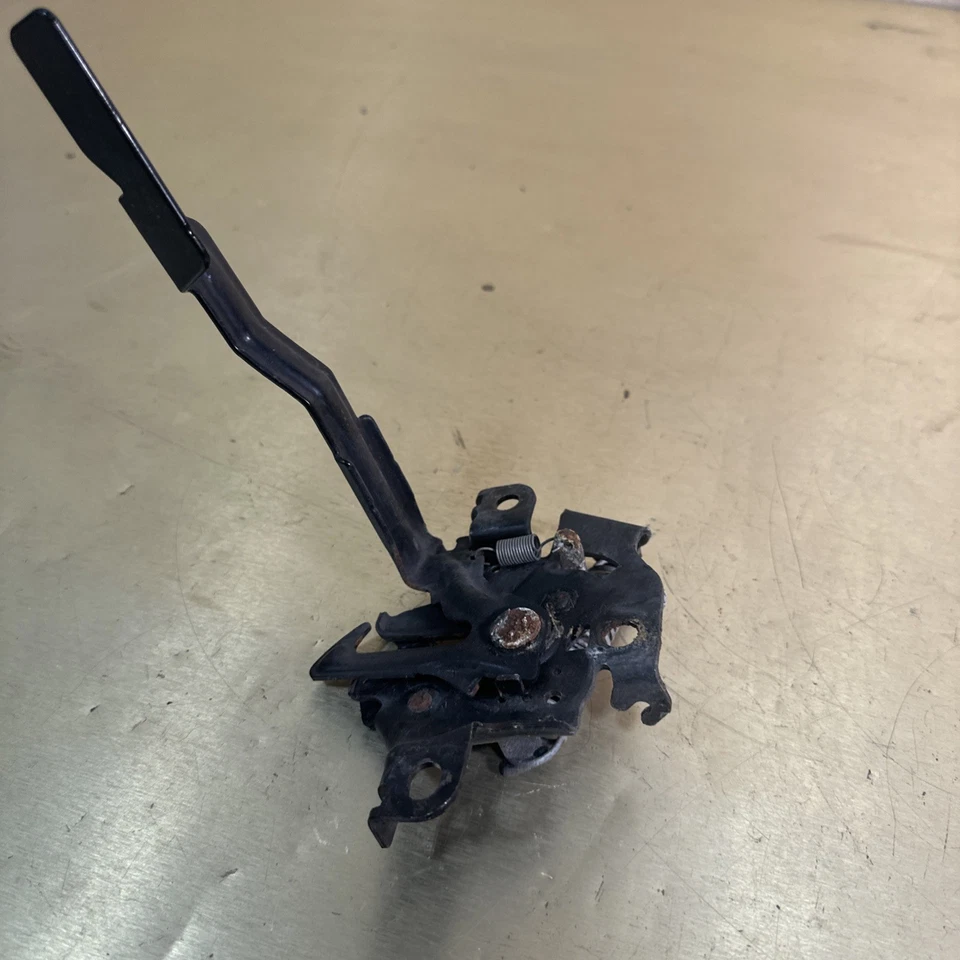 Toyota RAV4 2015 conjunto de bloqueo de pestillo de capó OEM. Foto 3 de 4