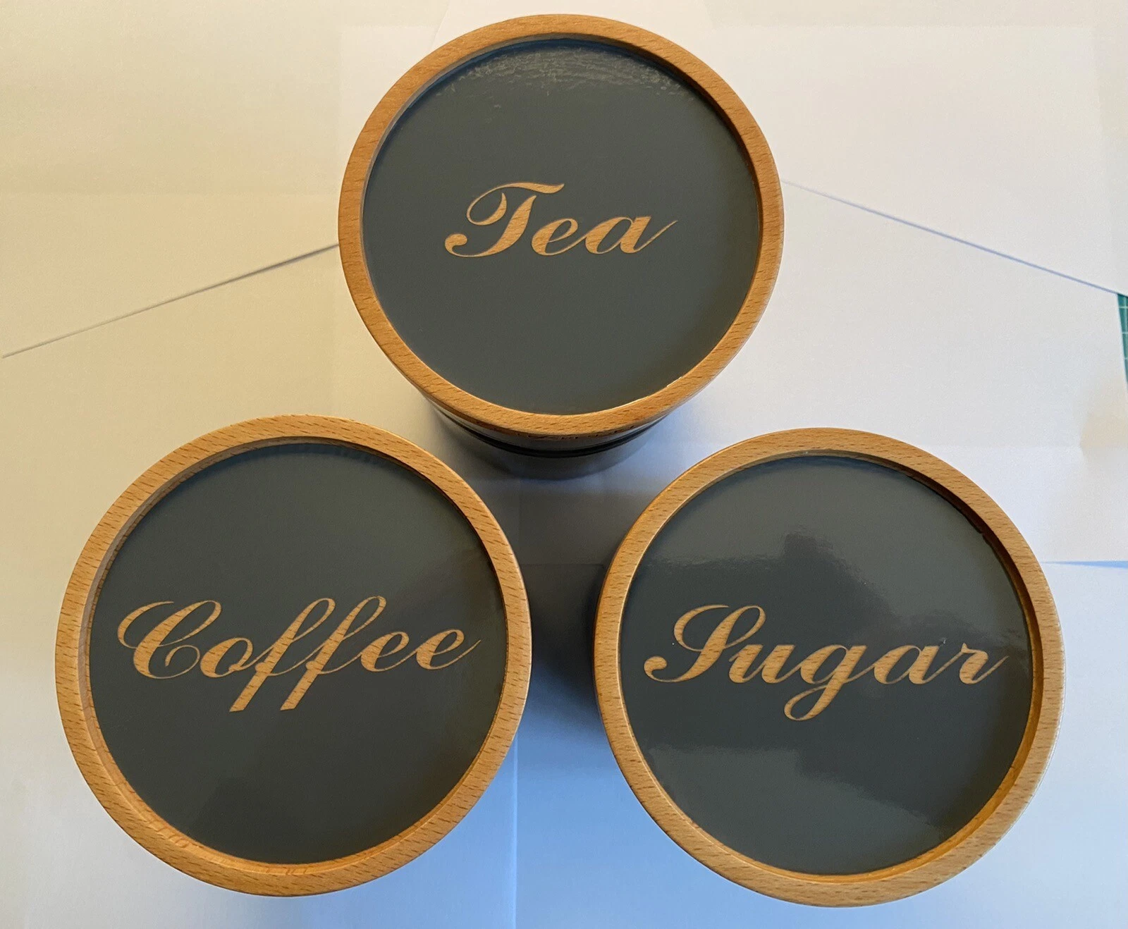 LE CREUSET Flint grey Medium Storage Jar Wooden Lid STICKERS Tea Coffee Sugar X3
Opens in a new wind