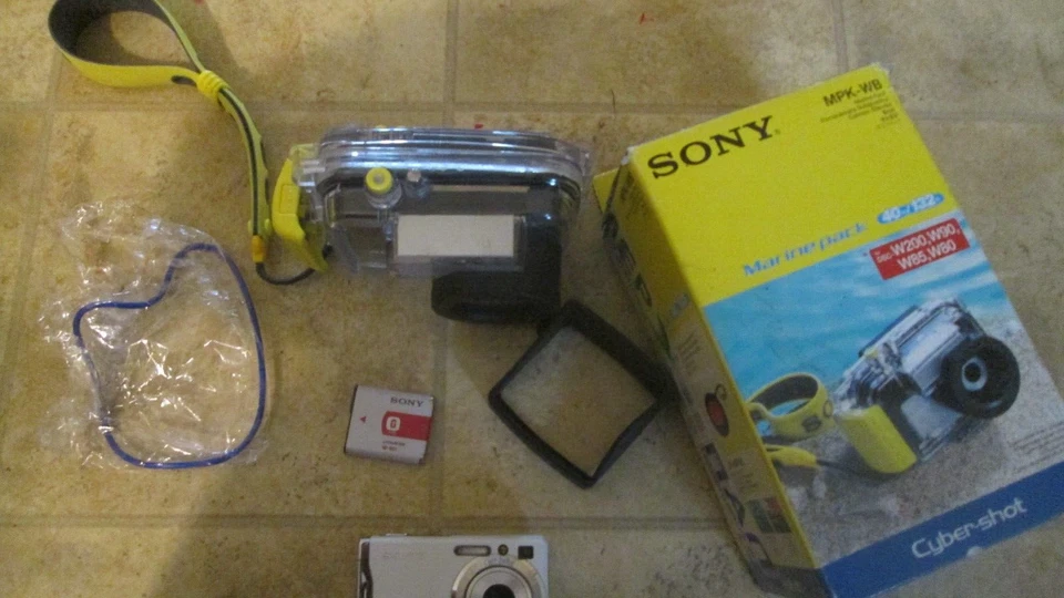 Sony Cyber-shot DSC-W80 7.2MP Digital Camera -White Bundle MPK-WB Marine pack - Image 3 of 4
